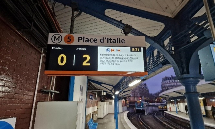 Paris metro stations equipped with accessible real-time information panels