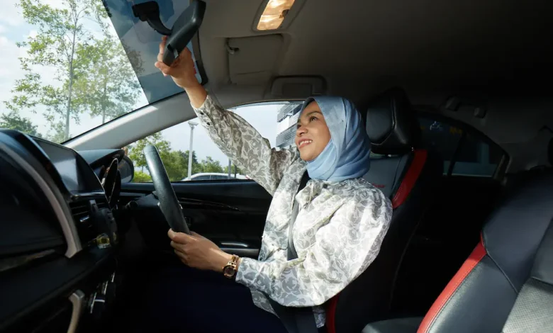 pembiayaan kereta rhb, young lady happy in car