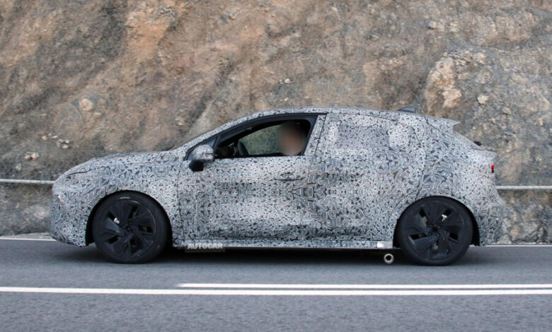 2026 Renault Clio camo – side